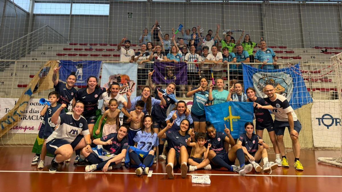 El Rodiles celebra el ascenso con sus aficionados en el pabellón Gemma Arenas de Almagro.