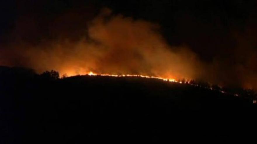 Cinco focos continúan activos en el incendio de Berango