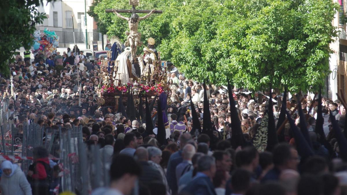 El trono del Cristo de las Penas de Salesianos, este Miércoles Santo, tras su salida