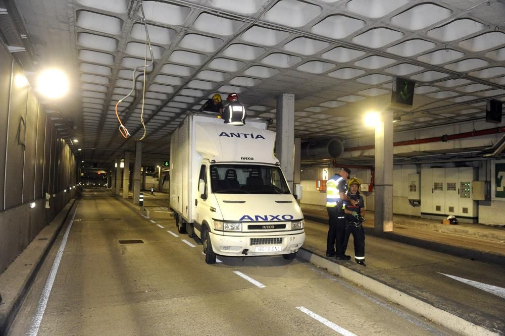 Un camión atascado en el túnel de María Pita