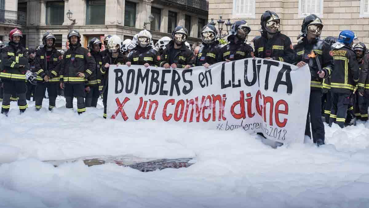 Durante la concentración han encendido bengalas y han hecho sonar sirenas y lanzado petardos para reflejar su malestar por las negociaciones.