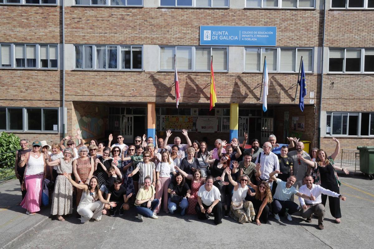 Antiguos alumnos y profesores del CEIP A Doblada, durante el reencuentro celebrado en el centro.