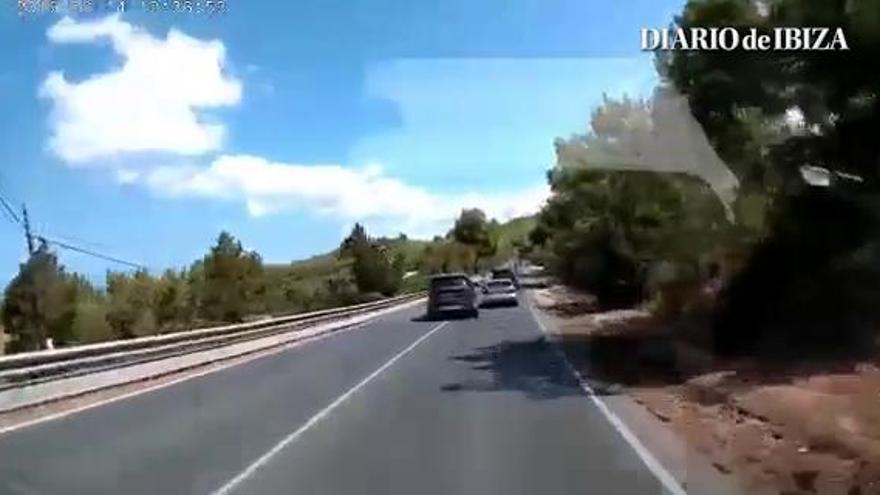 Adelantamiento peligroso en una carretera de Ibiza