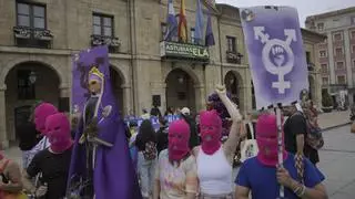 Así fue la manifestación por el día del Orgullo en Avilés: "Santina de Queervadonga", exigencia de una ley LGTBI y concierto