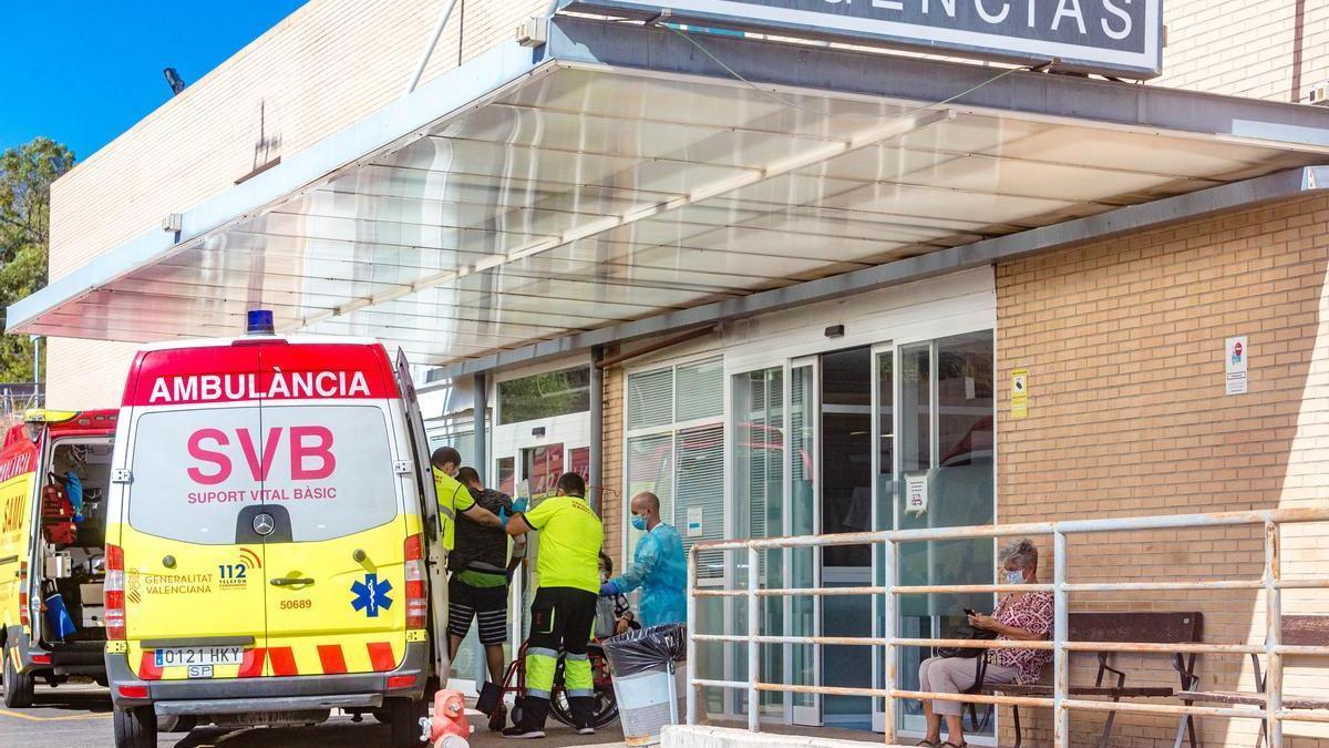 El Hospital de la Marina Baixa, donde fue trasladado el trabajador.