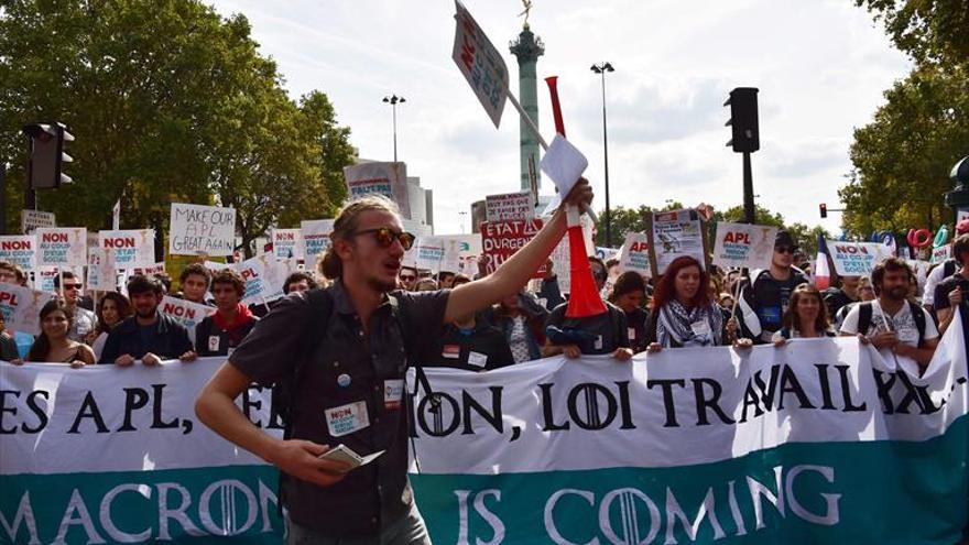 Miles de personas protestan en París contra las políticas de Macron