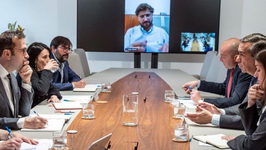 El ministro de Economía, Carlos Cuerpo, a la izquierda de la imagen.