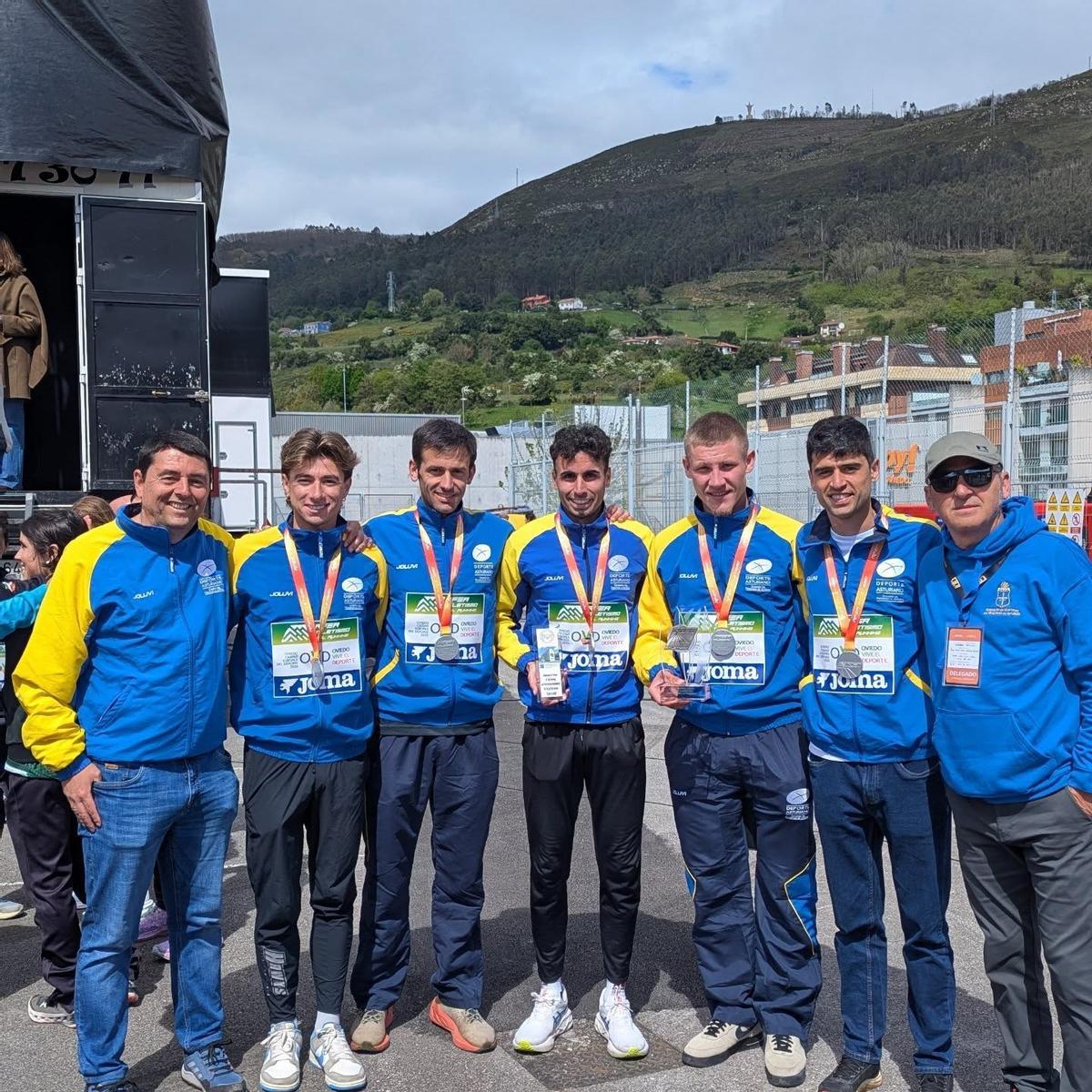 La selección asturiana absoluta masculina con los responsables técnicos.