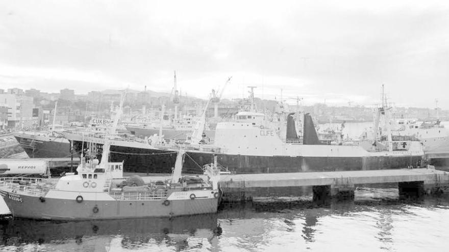La flota arrastrera de Vigo. // José Lores