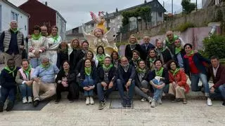 Un "ninot" de  una falla de Alzira arde en la "Festa do Peixe" de Bande