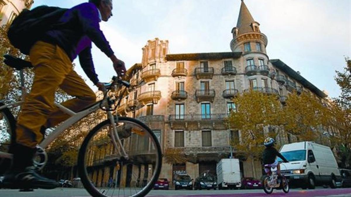 Aspecto exterior de la imponente Casa Burés, con los balcones cubiertos para evitar desprendimientos, en la esquina de Girona con Ausiàs Marc.