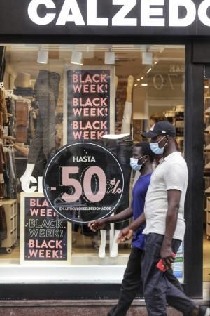 El Black Friday inunda los escaparates de las calles comerciales