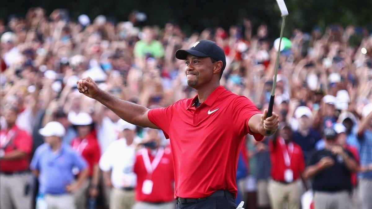 Tiger Woods levanta los brazos en señal de triunfo tras lograr la victoria en Atlanta