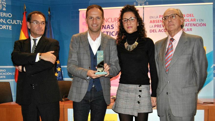 El alcalde y la edil -en el centro- recibiendo los premios en Madrid