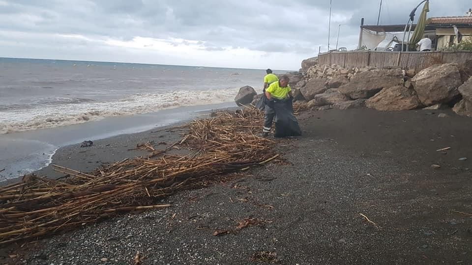 Una tromba de agua esta madrugada ha provocado desperfectos en algunas zonas costeras de la comarca de la Axarquía, con arroyos desbordados y caminos cortados