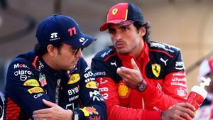 Checo Pérez y Carlos Sainz hablando antes de una carrera