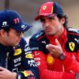 Checo Pérez y Carlos Sainz hablando antes de una carrera