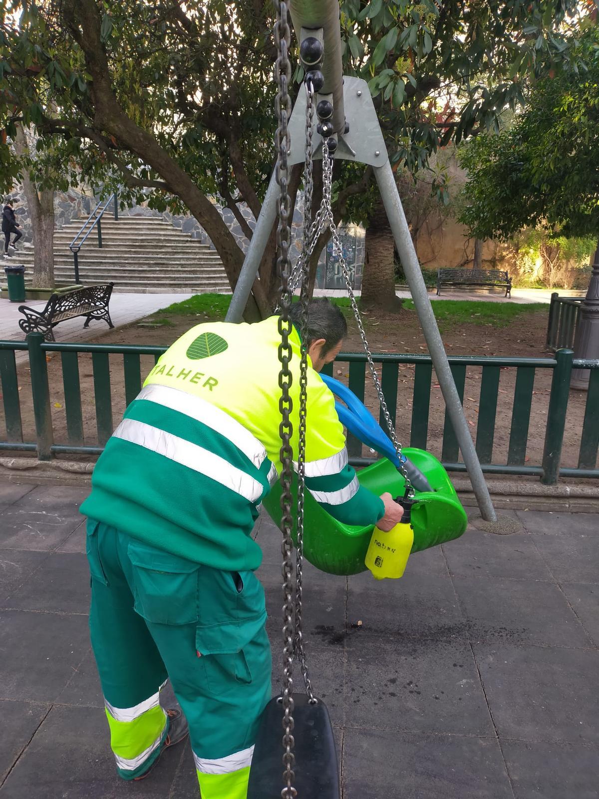 Limpieza y desinfección en el parque de Gloria Fuertes.