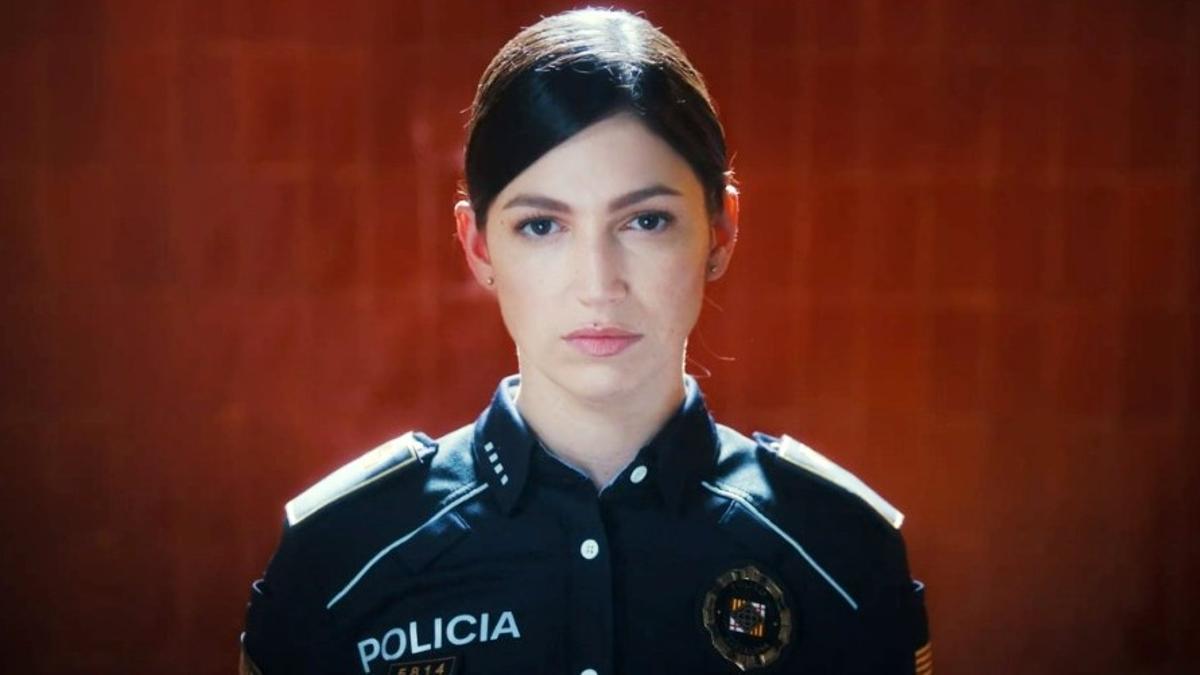 Úrsula Corberó interpretando a Rosa Peral con el uniforme de policía