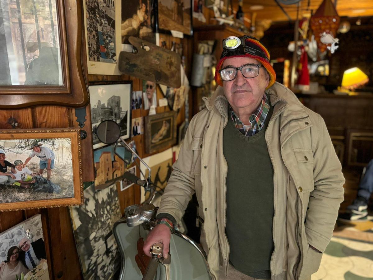 Juan Carlos Vidarte, propietario de la tienda museo Vidarte ubicado en la calle Virgen de la Soledad de Badajoz.