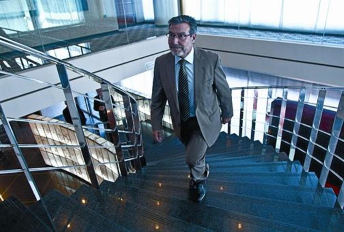 L’exministre Antoni Asunción, rival de Jorge Alarte com a candidat a les autonòmiques, ahir a València. L’exministre Antoni Asunción, rival de Jorge Alarte com a candidat a les autonòmiques, ahir a València.