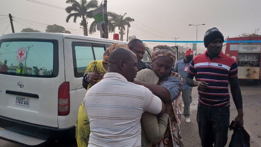 Familias junto a una ambulancia en Kaduna, Nigeria.