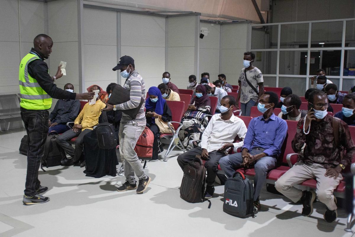 Ciudadanos de Kenia y de Somalia son evacuados en avión desde Jartum, la capital de Sudán