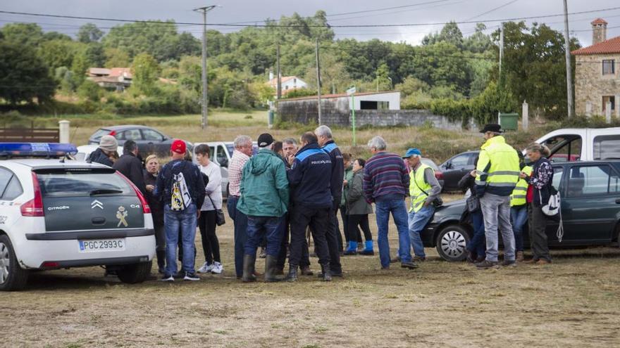 Voluntarios  y autoridades este mediodía en Saídres.