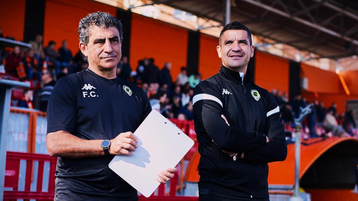 Félix Carvallo, despedido el mes pasado como segundo entrenador, junto a Rubén Torrecilla, en Torrent.