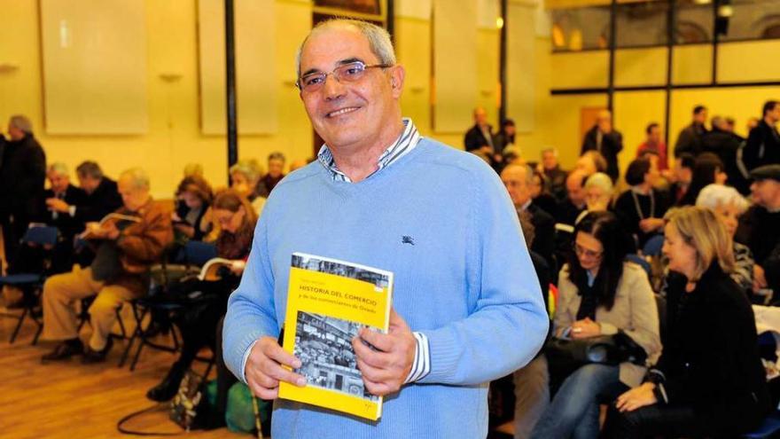 abarrotado. La presentación del libro de Carlos del Cano, que aparece en la imagen, contó con la presencia de muchos representantes del gremio del comercio y de otros sectores sociales de la ciudad.