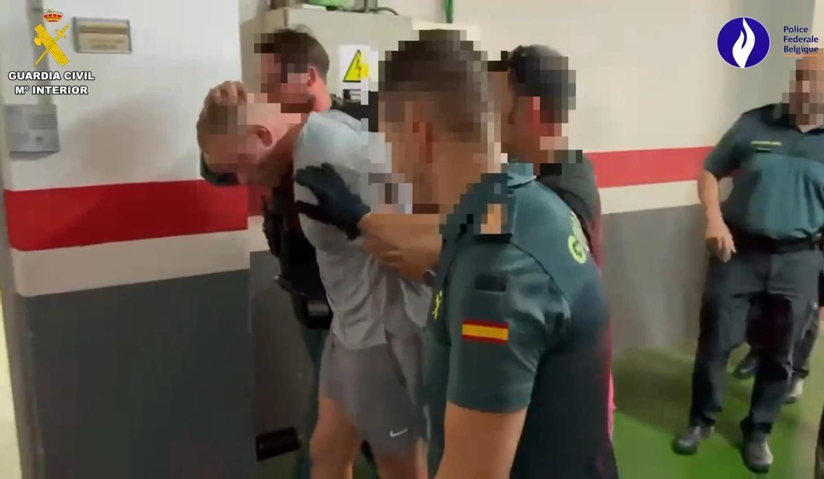 Imagen del sospechoso custodiado por la Guardia Civil