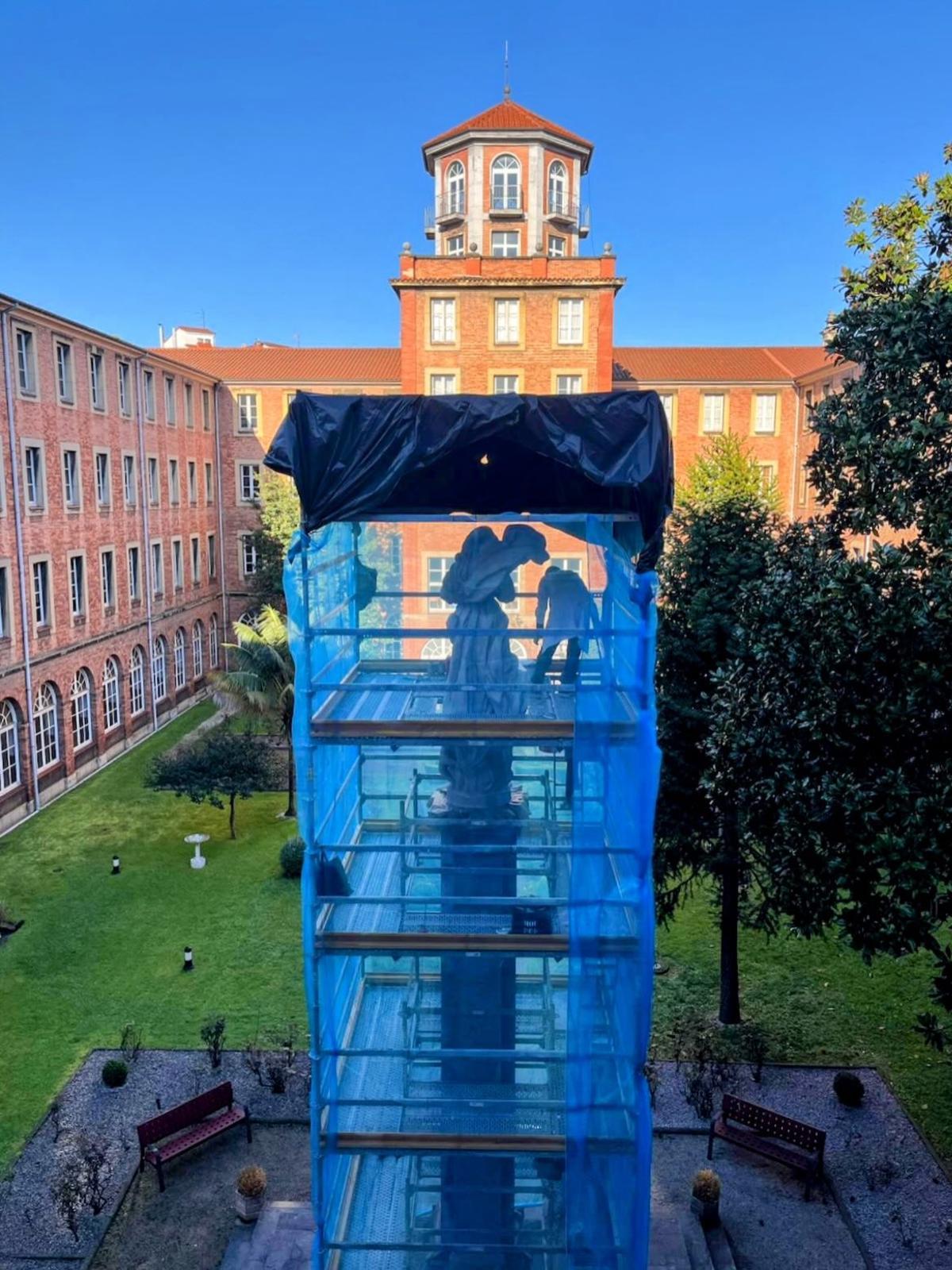 Las labores de mantenimiento en la figura de la Virgen del colegio de la Inmaculada, en imágenes