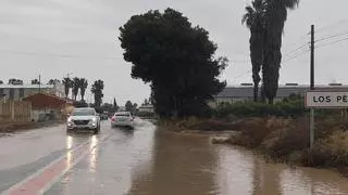 La Asociación de Vecinos reclama al Ayuntamiento que actúe para evitar el colapso de los accesos a Los Montesinos cuando llueve