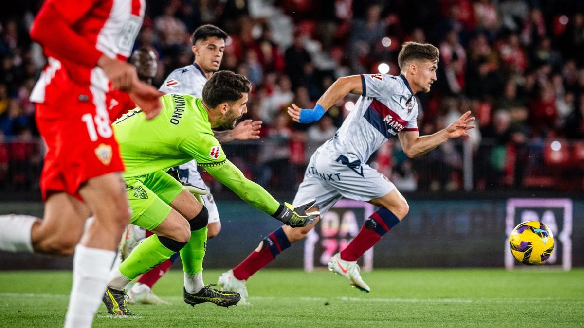 Iván Romero, en una acció del partit contra l’Almeria