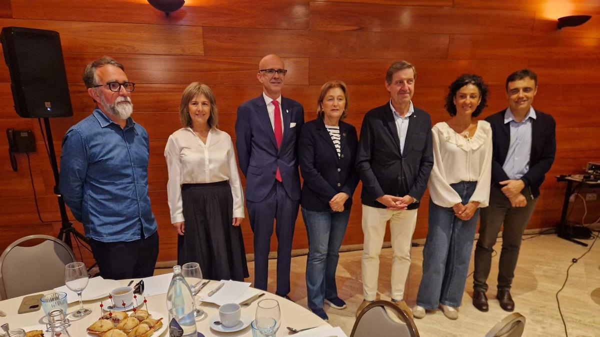 Por la izquierda, Juan Álvarez, Marisa Ponga, Jorge García Monsalve, Delia Losa, Carlos Fernández Llaneza, Natalia Sánchez Santa Bárbara y Javier Ballina.