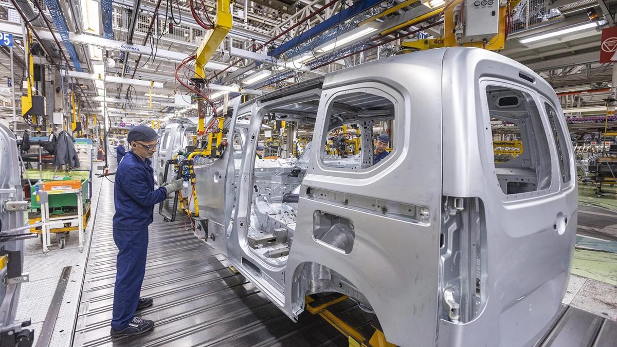 España lidera el crecimiento en la zona euro. En la foto, trabajadores en una fábrica de Vigo.