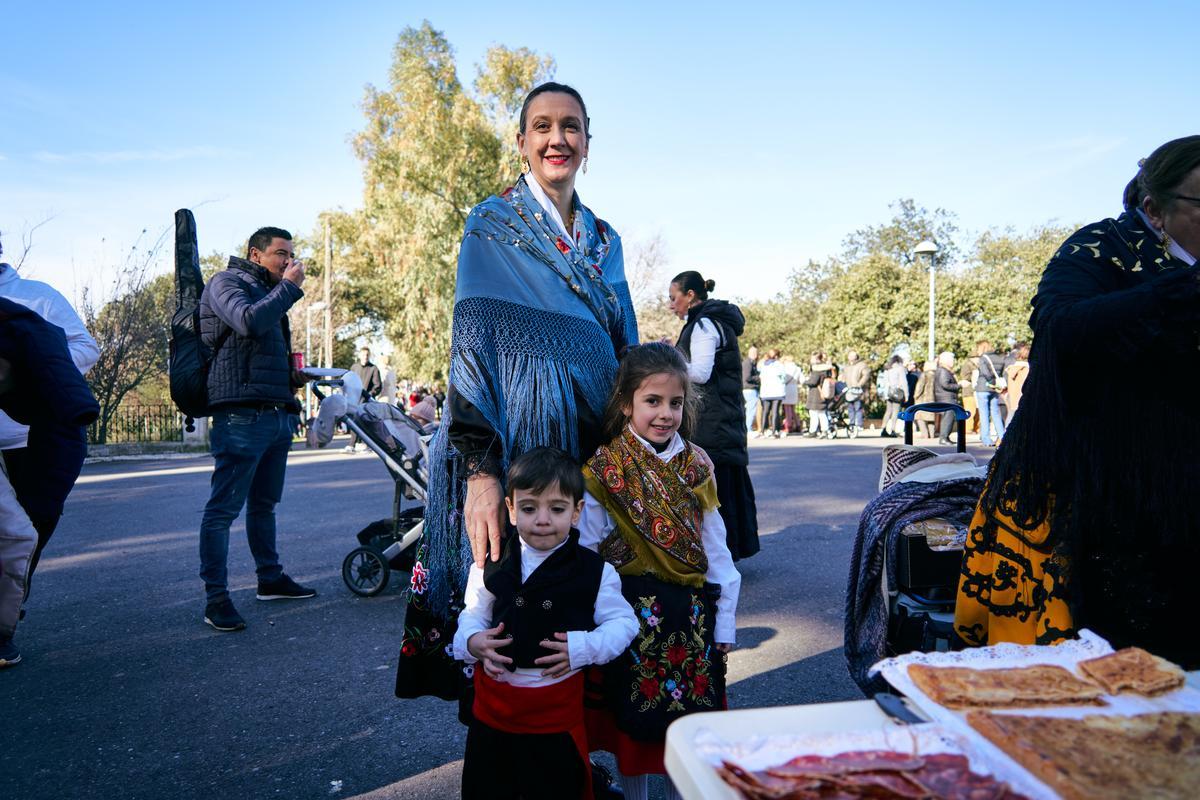 Intergeneracional 8 Mayores y pequeños en la romería.