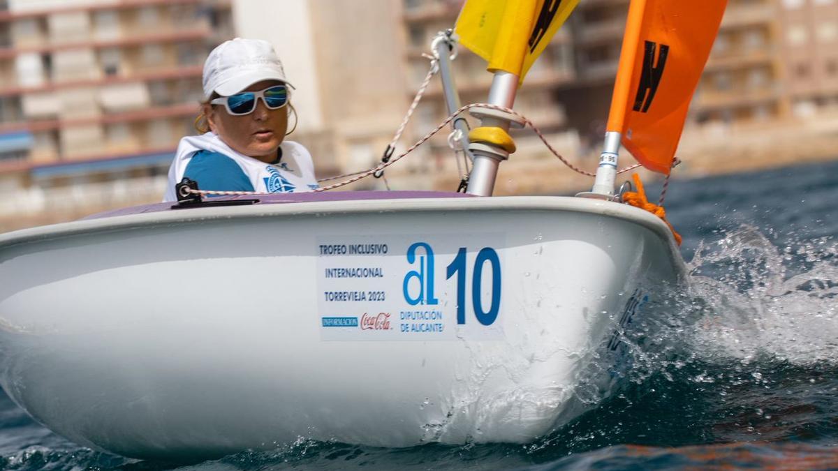 Violeta del Reino, en la segunda prueba del domingo en aguas de Torrevieja .