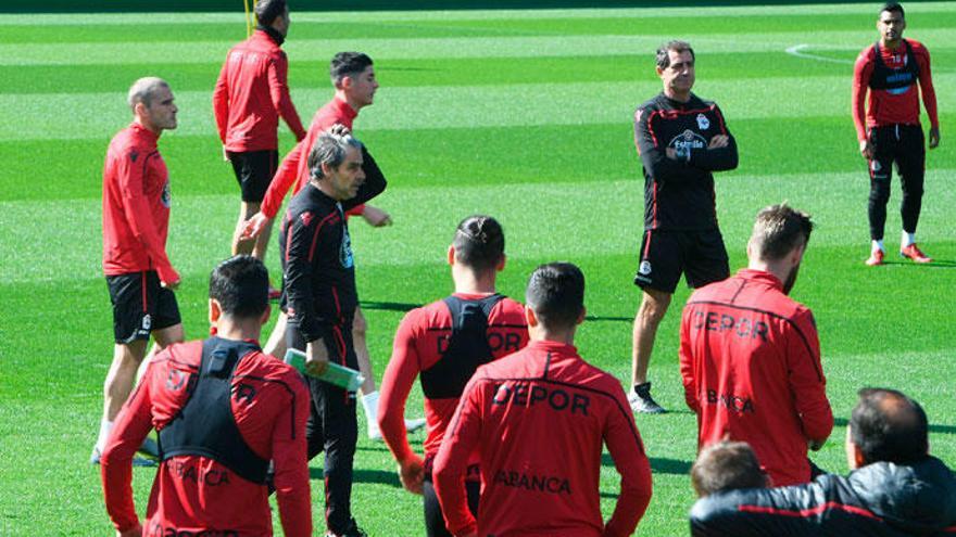 Natxo González, entre un grupo de futbolistas, durante el entrenamiento de ayer en Riazor.