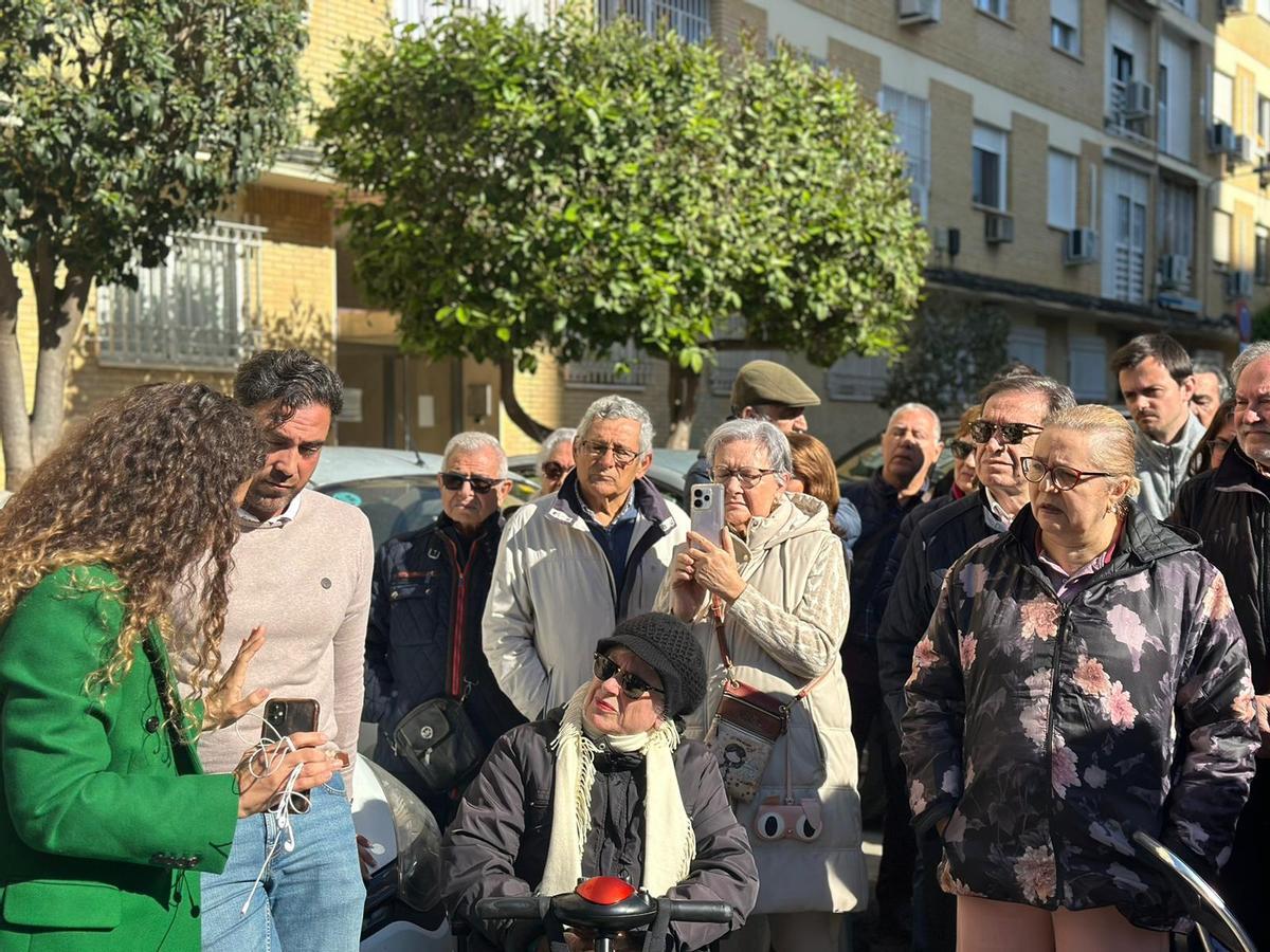 Vecinos de la calle Santa María del Robledo se congregan para denunciar la nueva construccion de VPO.