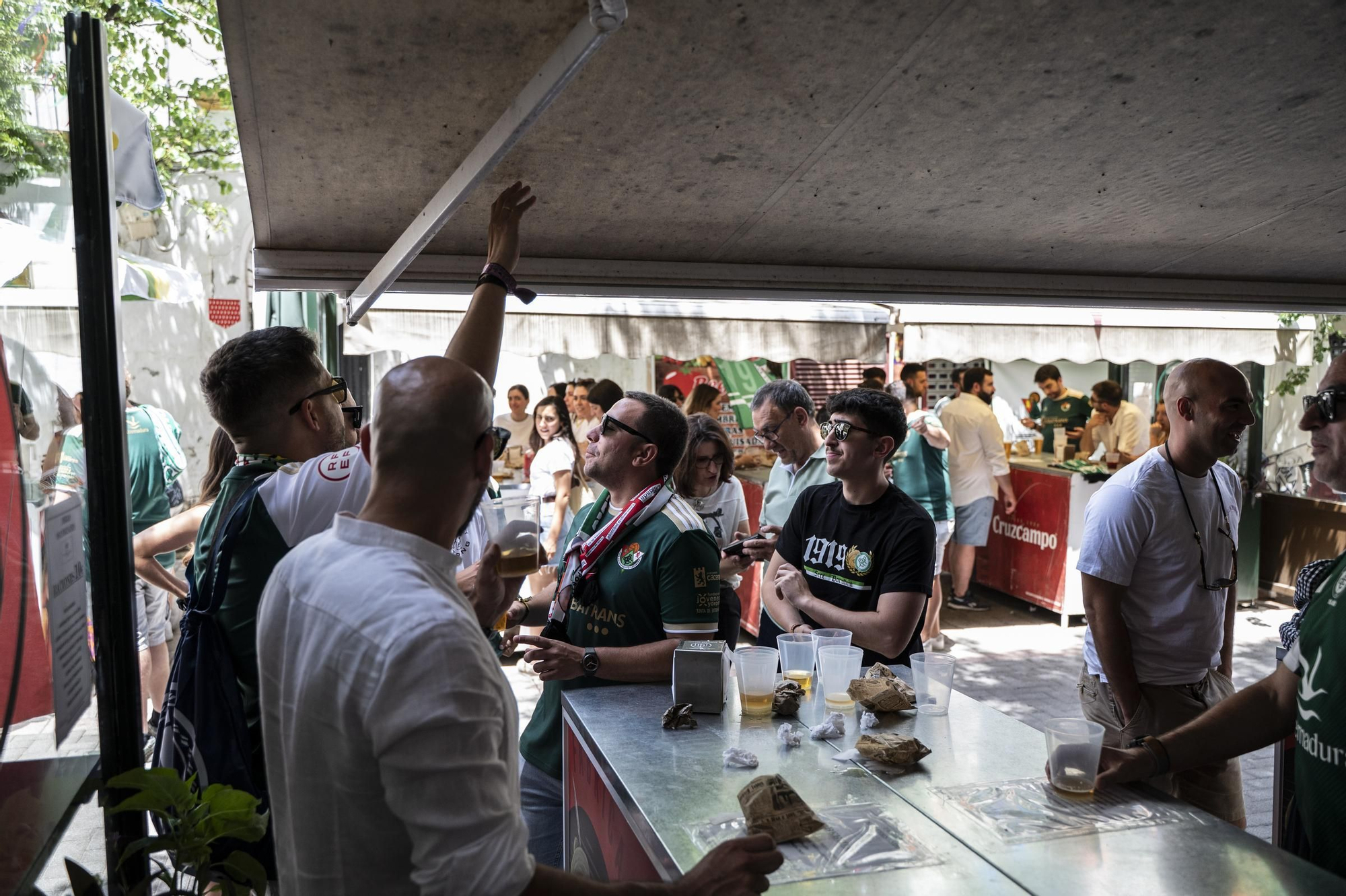 Fotogalería | Ambiente en la Feria de Día de Cáceres marcado por el partido del Cacereño: búscate en las imágenes