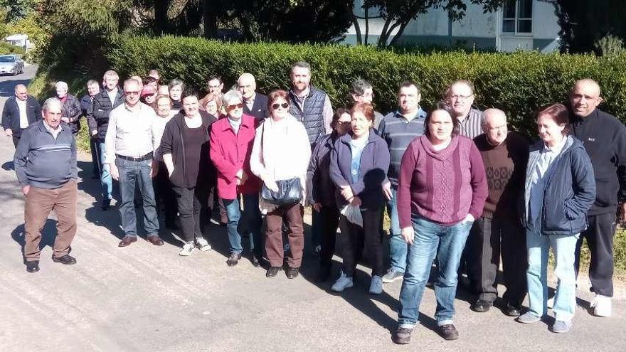 Vecinos afectados por la senda de Vixoi, ayer, tras la reunión que se celebró en el centro social.