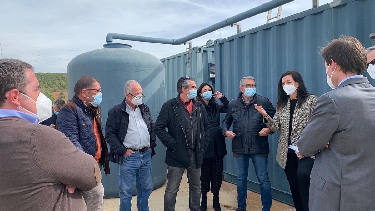 Manuel Robles, Margarita del Cid y Francisco Salado con representantes de Hidralia y Adif en Valle de Abdalajís.