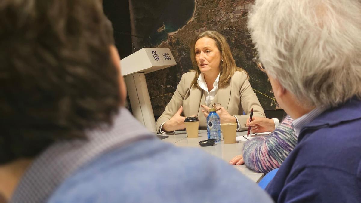 Luisa Sánchez, en una reunión reciente con los cargos orgánicos del partido en la sede del PP de Vigo.