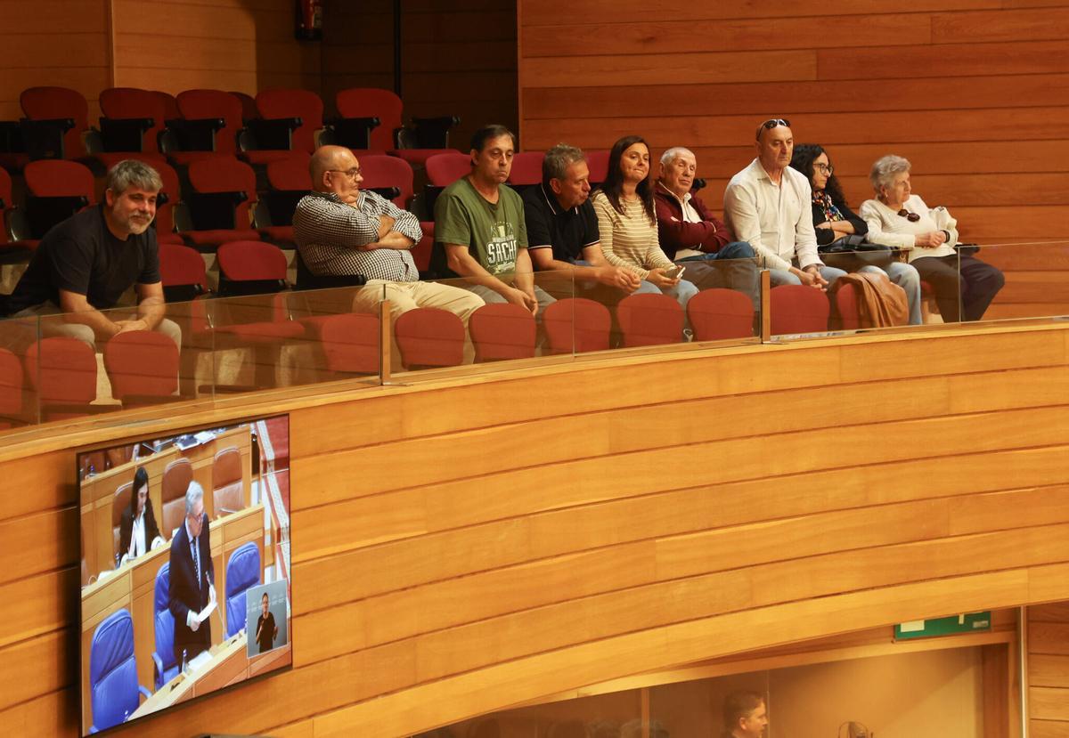 Vecinos de O Hío siguiendo el debate dentro del Parlamento.