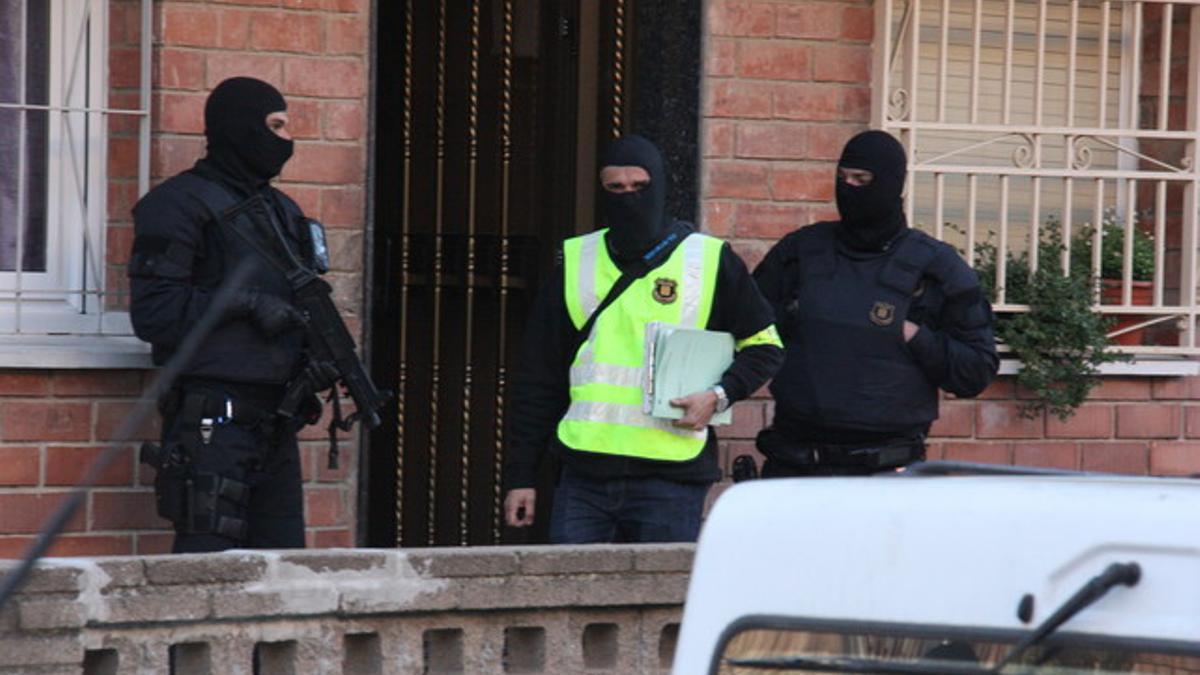 Una imagen de la operación antiyihadista de los Mossos del pasado abril, en el barrio de Ca n'Anglada de Terrassa.