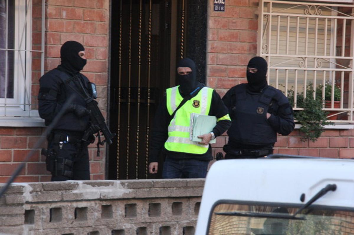 Una imatge de l’operació antigihadista dels Mossos de l’abril passat, al barri de Ca n’Anglada de Terrassa.
