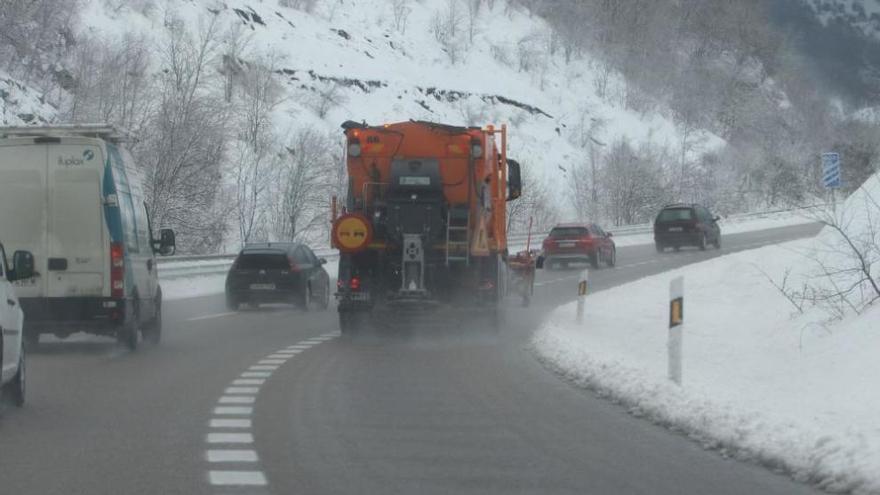 Las ruedas de invierno evitaron el cierre del Huerna el lunes