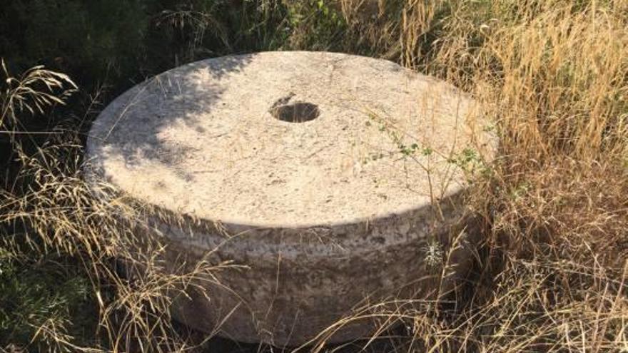 Piedra del molino abandonada en la Lloma del Birlet.