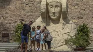 Contigo Elche pide la retirada del busto gigante de la Dama en Traspalacio: "Es una caricatura"